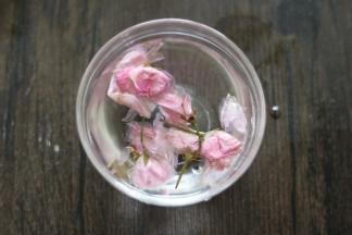 盐渍樱花用温开水冲泡几次，冲淡盐味。