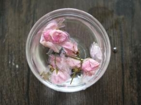 盐渍樱花用温开水冲泡几次，冲淡盐味。