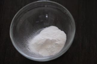 白凉粉倒入碗里。