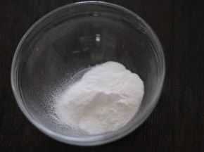 白凉粉倒入碗里。