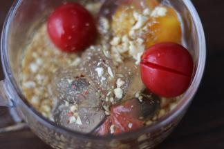 红糖用开水冲开，倒入杯子里加上花生碎，水果，美美的来一杯。