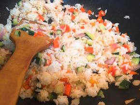 米饭加入各种丁做成炒饭