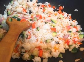 米饭加入各种丁做成炒饭