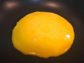 缓缓倒入蛋黄液煎至凝固