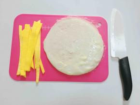 蛋黄皮和蛋清皮出锅后切成如图1cm左右长条