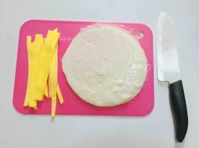 蛋黄皮和蛋清皮出锅后切成如图1cm左右长条