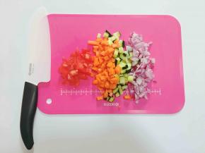 将洋葱、黄瓜、胡萝卜、西红柿切成小丁备用
