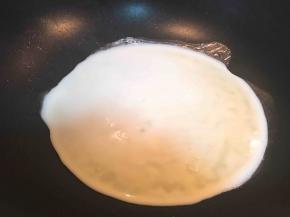 蛋清液也是同样操作，小火煎熟