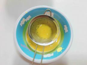 用小筛过滤几下可以减少蛋皮上的气泡
