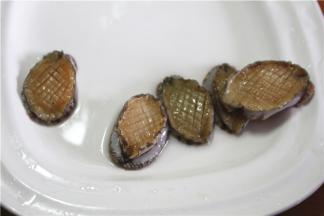 鲍鱼的鱼肉翻过来切成十字花刀，注意不要切断