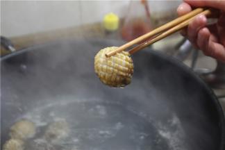 锅内加水，放入1勺料酒，将鲍鱼放入冷水内，小火煮至鲍鱼微微卷曲