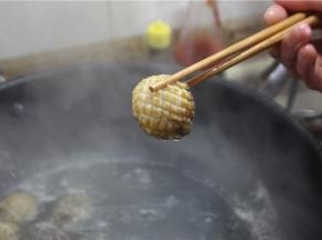 锅内加水，放入1勺料酒，将鲍鱼放入冷水内，小火煮至鲍鱼微微卷曲