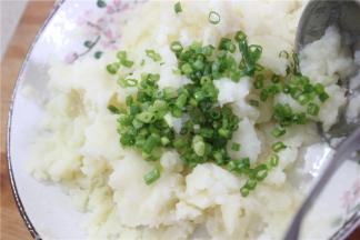 把土豆皮削干净，水开后大概蒸十分钟左右，蒸熟让土豆变软，蒸到裂口的时候就熟了，煮熟的土豆压成泥加少许的盐和葱花搅拌均匀