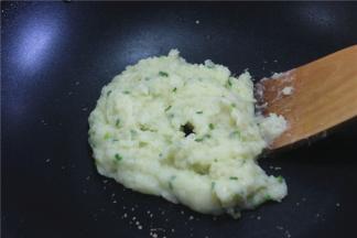 锅内倒少许的油，油热之后放入土豆泥翻炒，翻炒出香味，即可捞出，将炒好的土豆泥分成小份放在盘子上