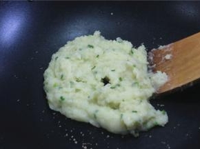 锅内倒少许的油，油热之后放入土豆泥翻炒，翻炒出香味，即可捞出，将炒好的土豆泥分成小份放在盘子上