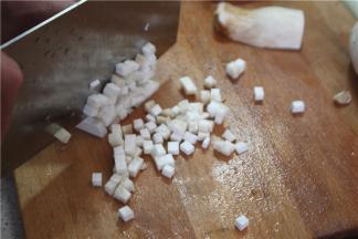 五花肉和杏鲍菇切丁，青红椒切圈备用