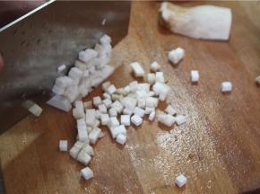 五花肉和杏鲍菇切丁，青红椒切圈备用