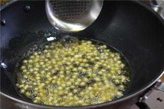 锅内倒多一点的油，油温烧至5成热，然后将五花肉和杏鲍菇分批次，小火炸至表面金黄色捞出