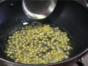 锅内倒多一点的油，油温烧至5成热，然后将五花肉和杏鲍菇分批次，小火炸至表面金黄色捞出