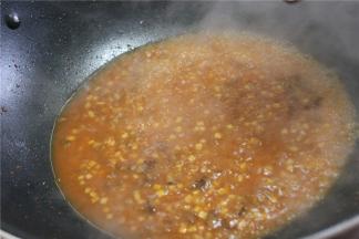 加适量的清水煮开，倒入炸好的杏鲍菇和五花肉粒