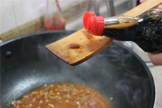 加蚝油，生抽各一勺，盐，鸡精和白糖少许调味