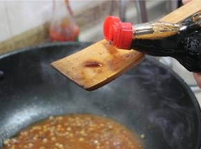 加蚝油，生抽各一勺，盐，鸡精和白糖少许调味