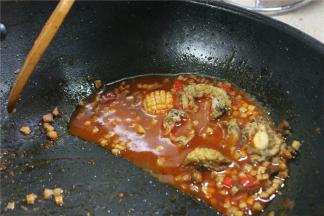 放入切好的青红椒圈，然后放入鲍鱼放进汤汁里煮3分钟左右，然后大火收汁