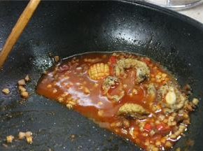 放入切好的青红椒圈，然后放入鲍鱼放进汤汁里煮3分钟左右，然后大火收汁