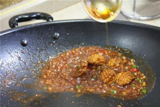 加水淀粉勾芡，汤汁变的比较浓稠之后将鲍鱼捞出