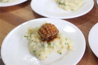 鲍鱼放在土豆泥上