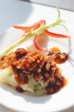 将五花肉粒等配菜均匀的撒在鲍鱼上，然后浇汁即可