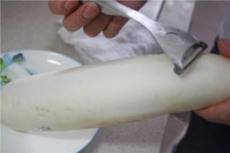 洗净白萝卜并将它去皮