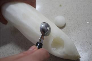 用挖球刀在萝卜上挖萝卜球