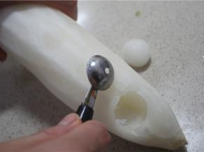 用挖球刀在萝卜上挖萝卜球