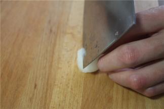 挖出来的萝卜球用刀轻轻切掉不规则的地方，让其变成一个圆形