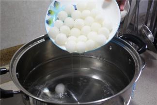 锅烧开水，将白萝卜倒进去