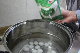 煮的同时加白糖