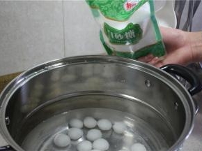 煮的同时加白糖