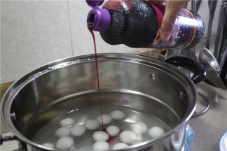 黑加仑，白糖和黑加仑二者比例一般是3:1，也根据自己的口味自由发挥