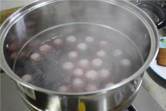 大概煮15分钟左右，煮至萝卜球发软既可，时间太长会把萝卜煮烂