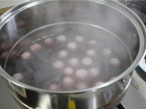 大概煮15分钟左右，煮至萝卜球发软既可，时间太长会把萝卜煮烂
