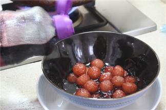 将煮软的萝卜球用锅内剩余的汁水浸泡，如果剩余的汁水不够，就需要再加一些黑加仑浓缩果汁