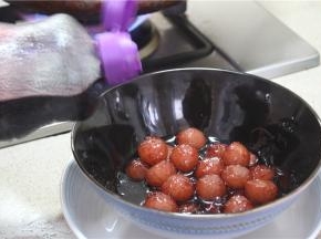 将煮软的萝卜球用锅内剩余的汁水浸泡，如果剩余的汁水不够，就需要再加一些黑加仑浓缩果汁