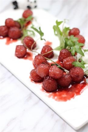 最后用常青藤和泡好的萝卜球摆盘，摆成一串葡萄