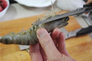 将大虾的头部去掉，须和脚剪掉