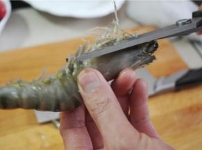 将大虾的头部去掉，须和脚剪掉