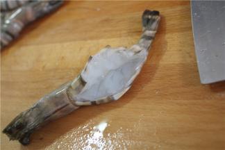 从背上将虾剖开，尾部开刀成扇形