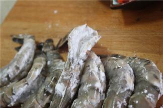 在切开的部分裹上生粉