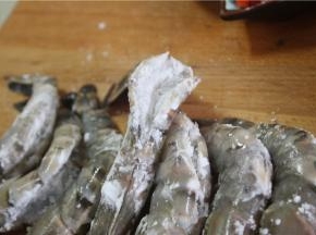 在切开的部分裹上生粉