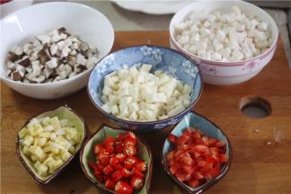 将配料杏鲍菇，冬笋，五花肉，香菇，红椒和姜蒜分别切成丁